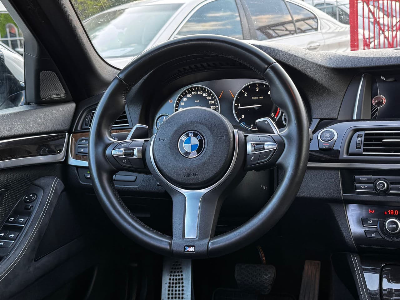 BMW 520 2016 — Миниатюра 12