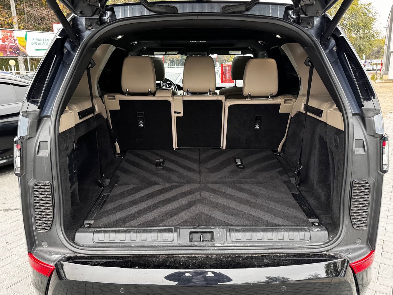 Land Rover Discovery 2018 — Миниатюра 17