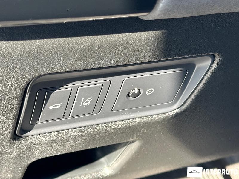 Land Rover Discovery 2017 — Миниатюра 17