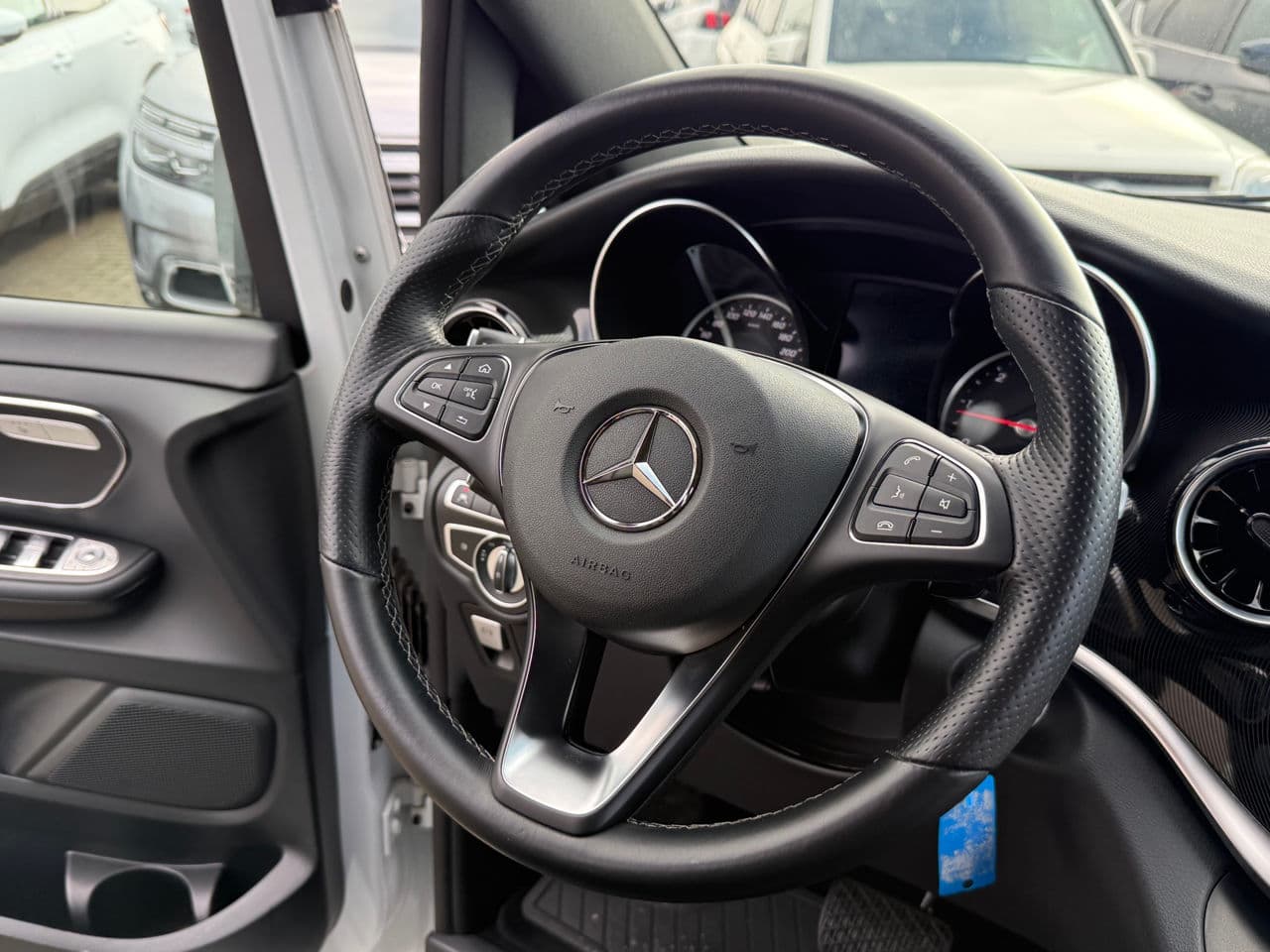 Mercedes V 220 2021 — Миниатюра 7