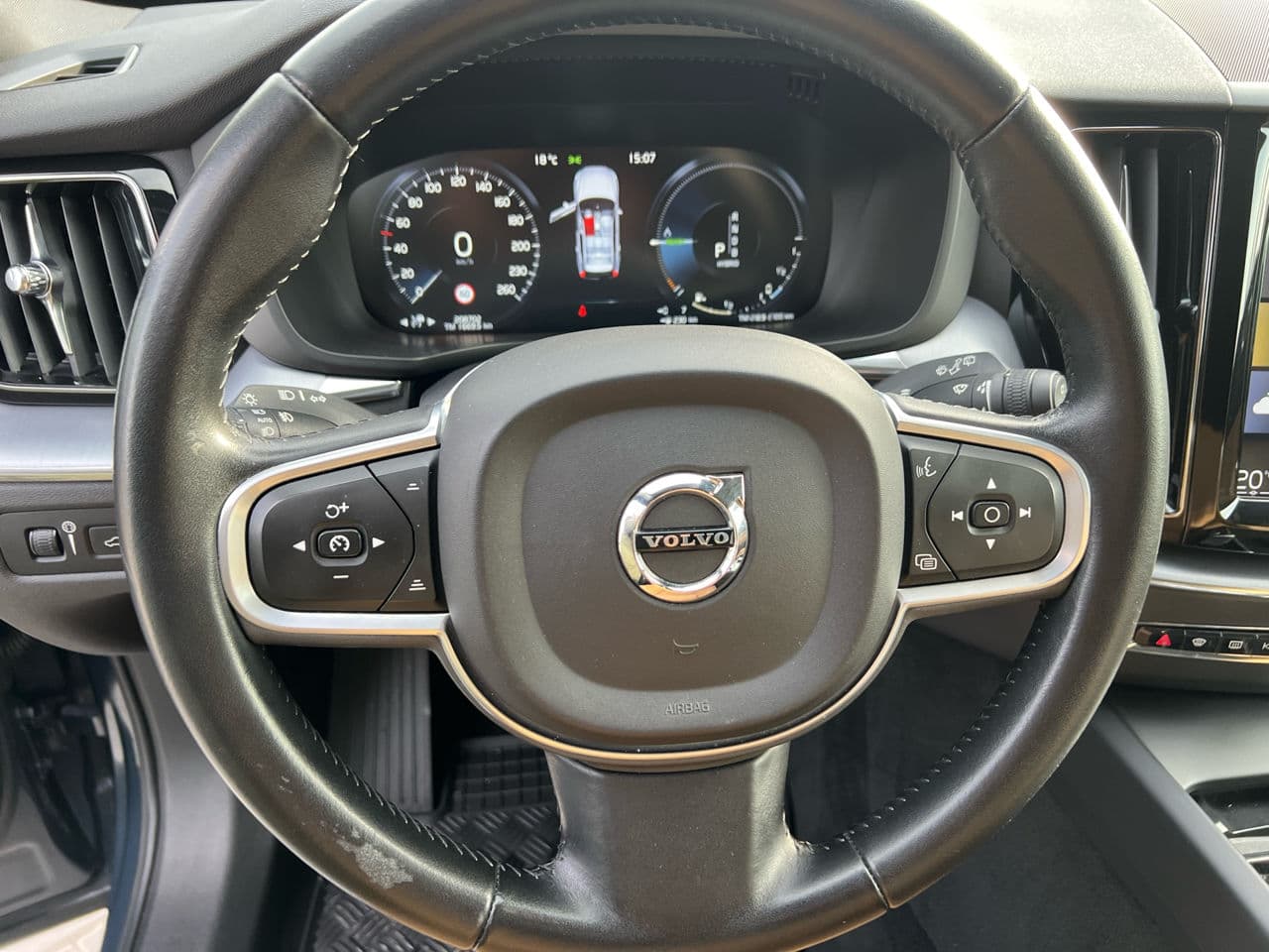 Volvo XC 60 2018 — Миниатюра 9