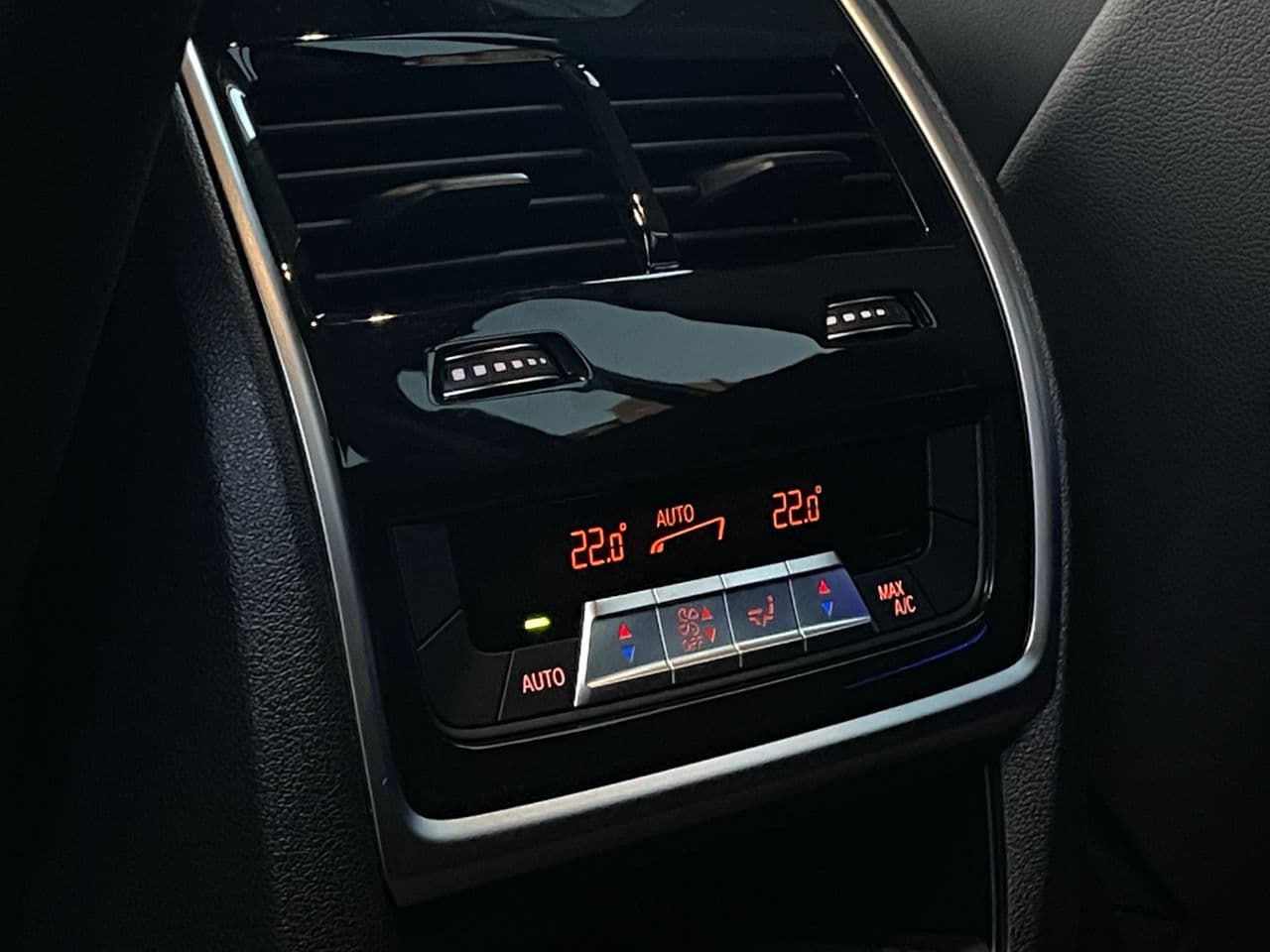 BMW X7 4.0i 2023 — Миниатюра 23