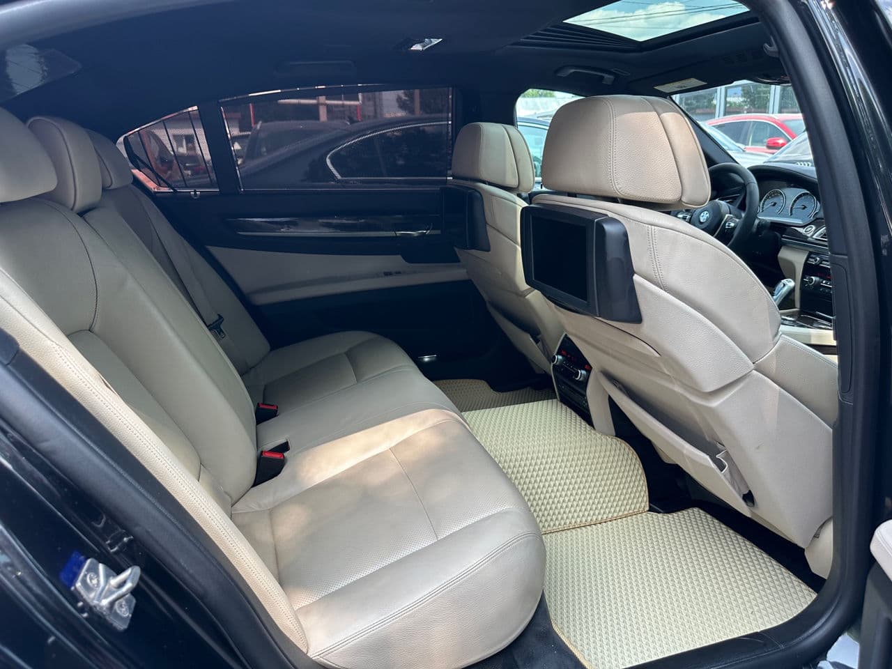 BMW 740 2011 — Миниатюра 18