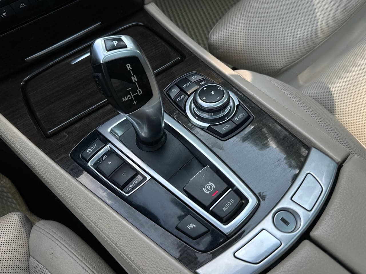 BMW 740 2011 — Миниатюра 16