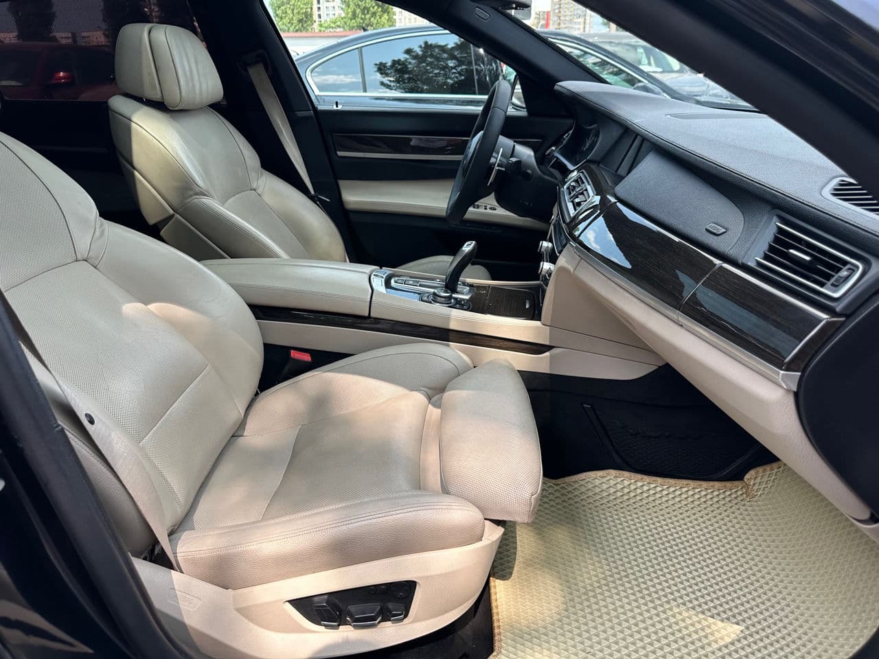 BMW 740 2011 — Миниатюра 17