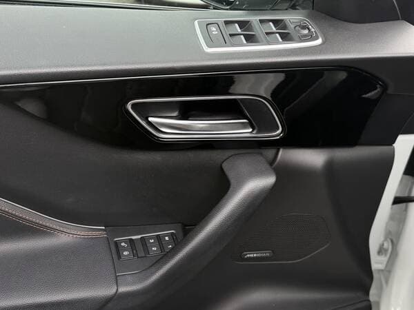 2017 Jaguar F-Pace — Miniatură 17