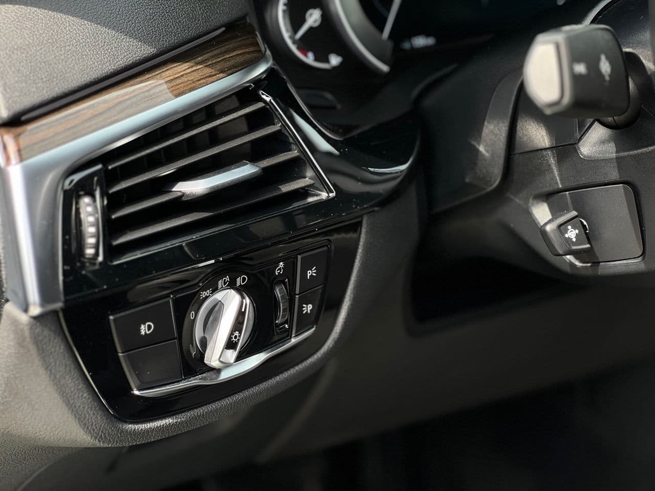 BMW 530e 2018 — Миниатюра 8