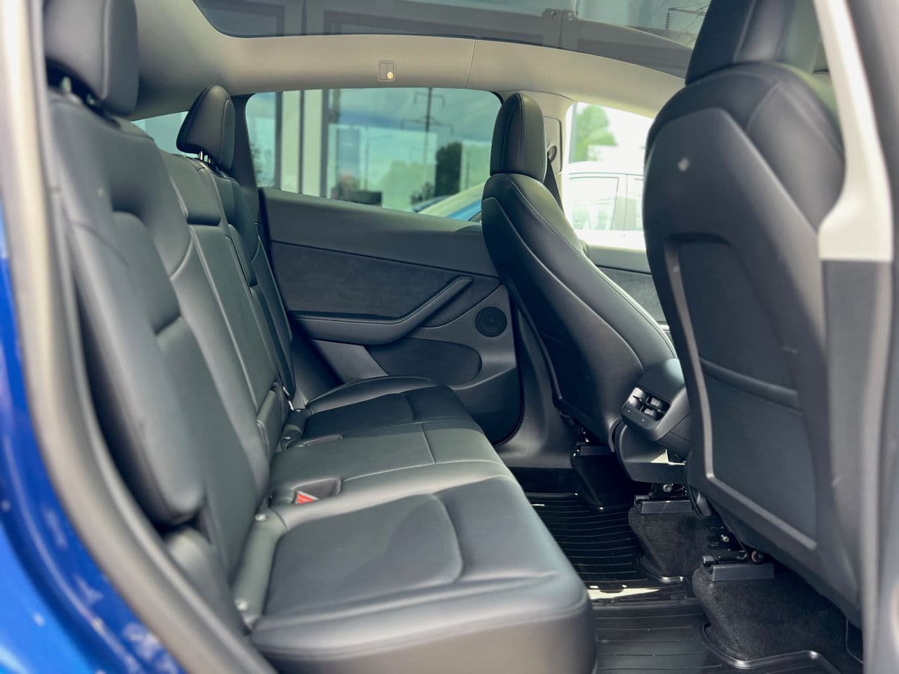 Tesla Model Y 2022 — Миниатюра 13