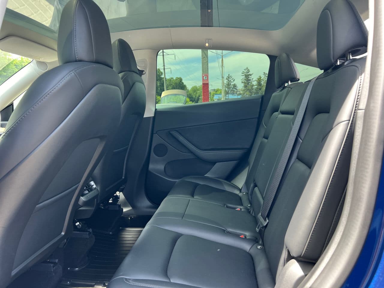 Tesla Model Y 2022 — Миниатюра 11