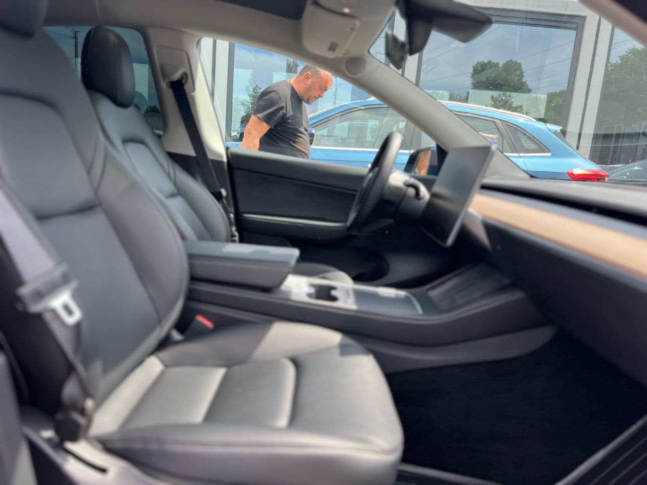 Tesla Model Y 2022 — Миниатюра 10
