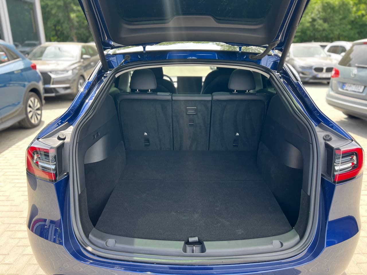 Tesla Model Y 2022 — Миниатюра 15