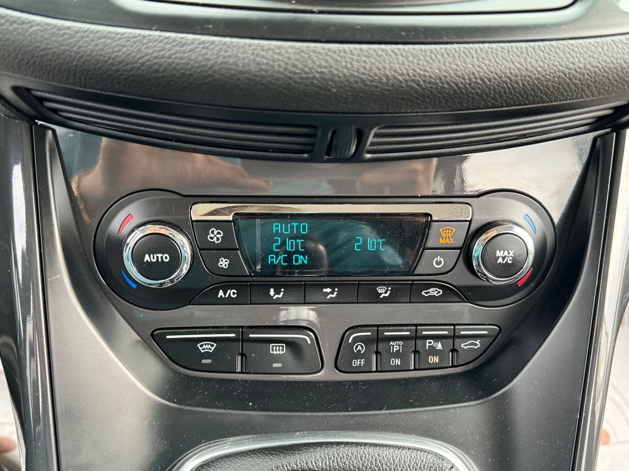 Ford Kuga 2015 — Миниатюра 10