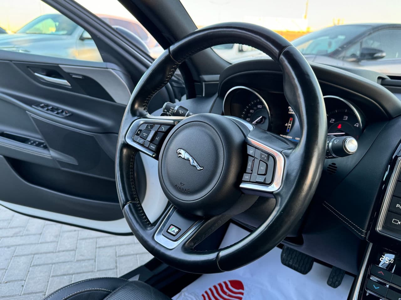 Jaguar XE 2016 — Миниатюра 8