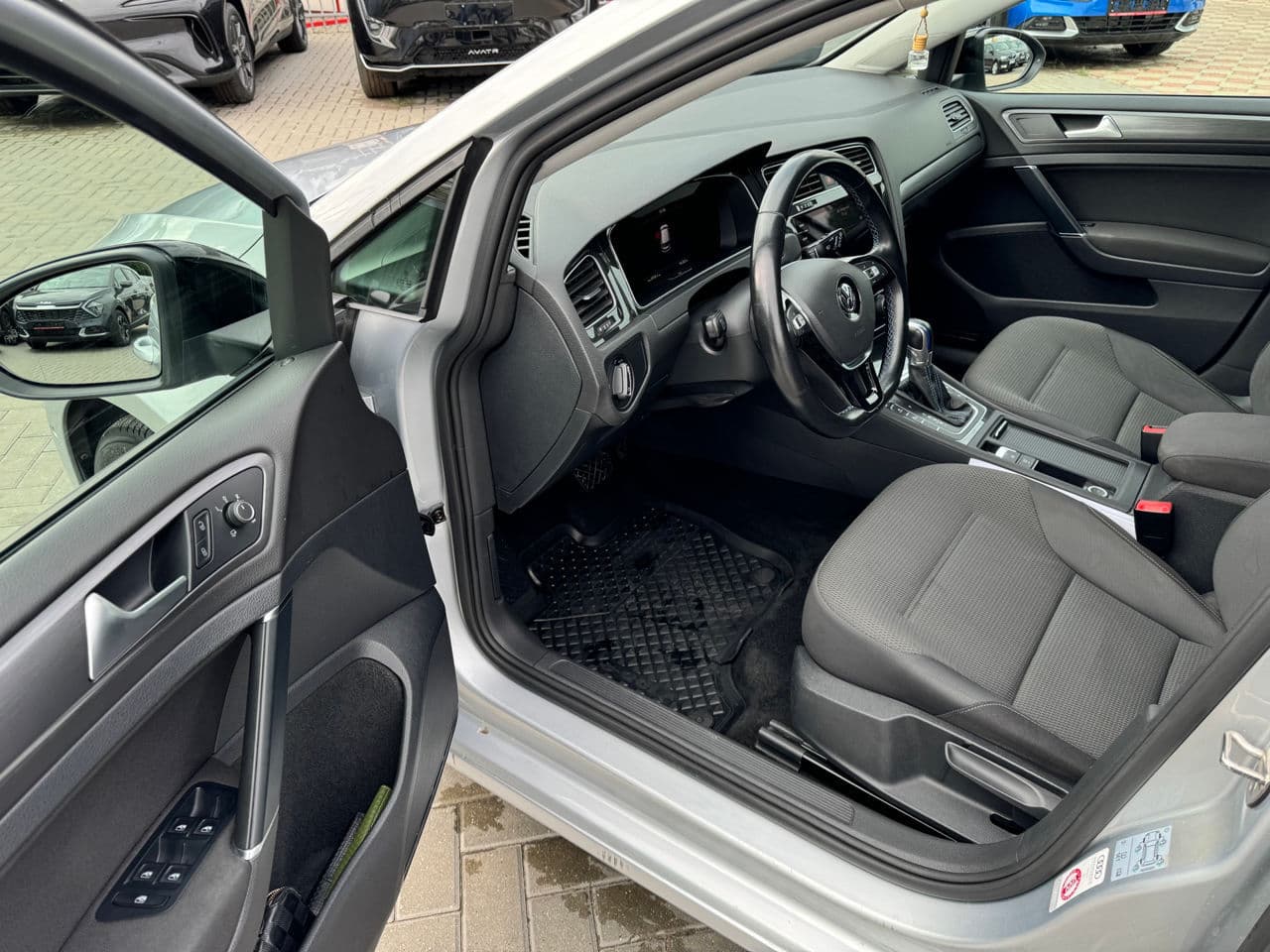 Volkswagen e-Golf 2019 — Миниатюра 9