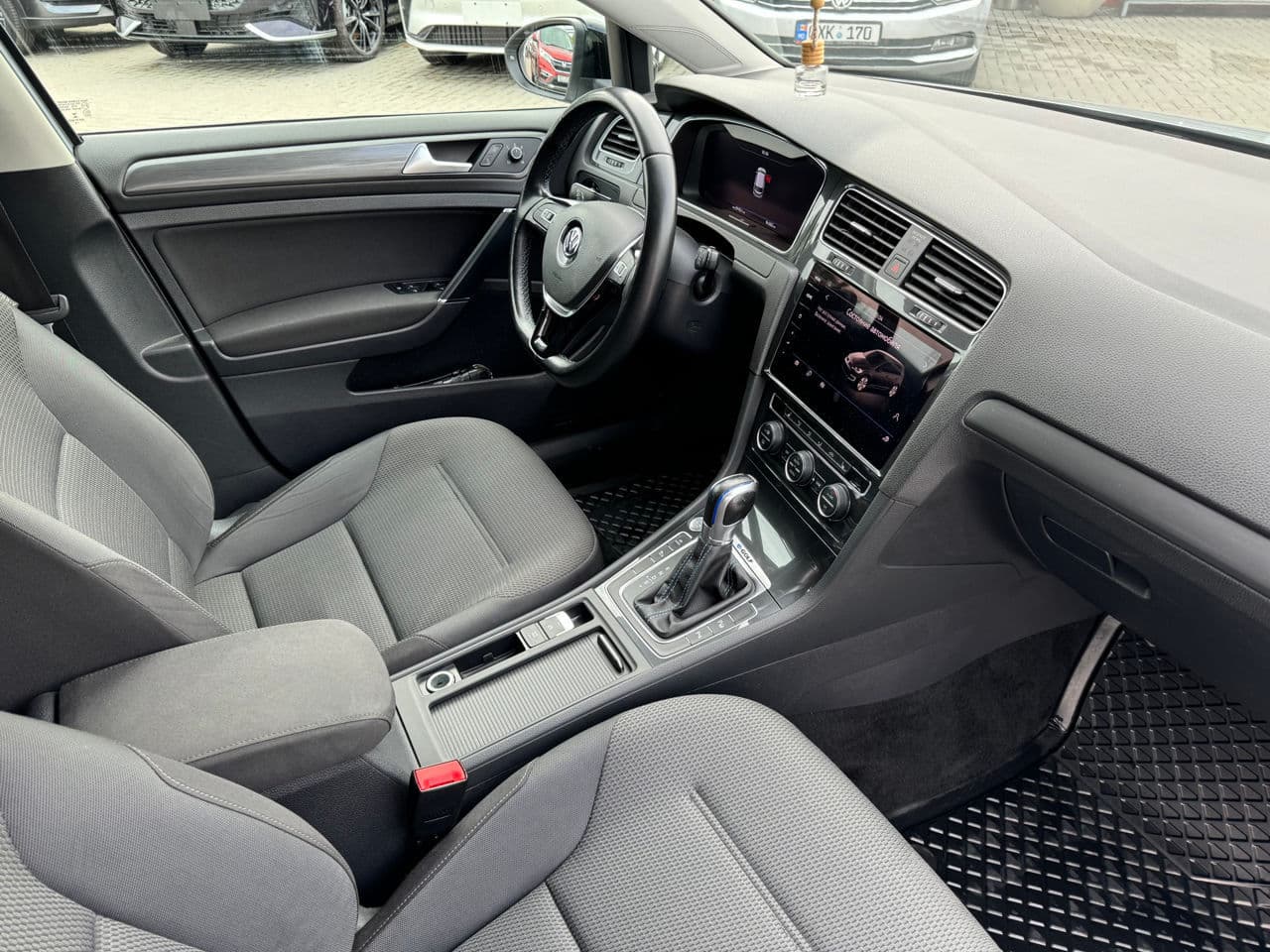 Volkswagen e-Golf 2019 — Миниатюра 24