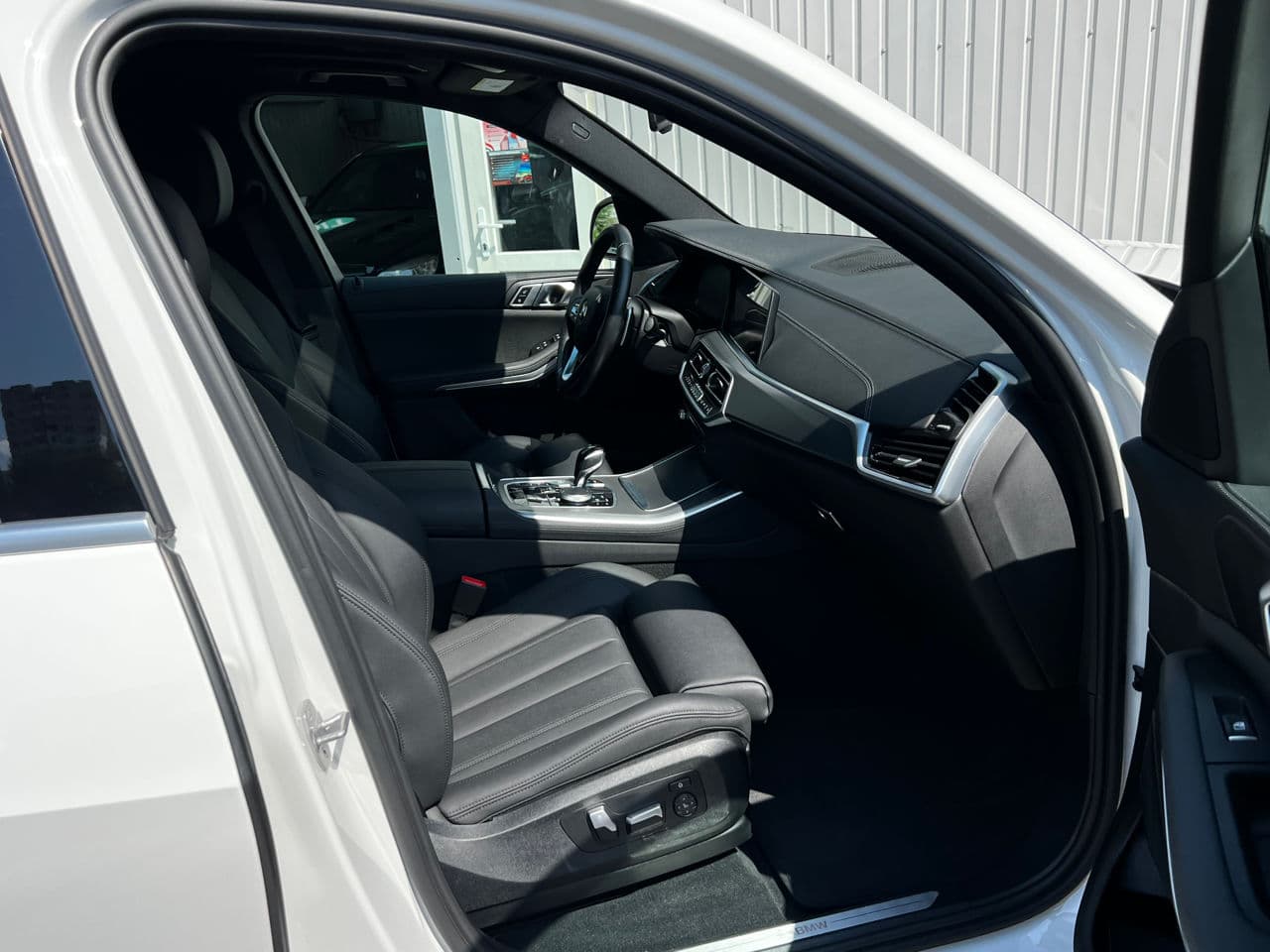 BMW X5 4.0i 2021 — Миниатюра 5