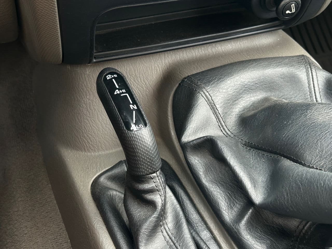 2005 Jeep Cherokee — Miniatură 11