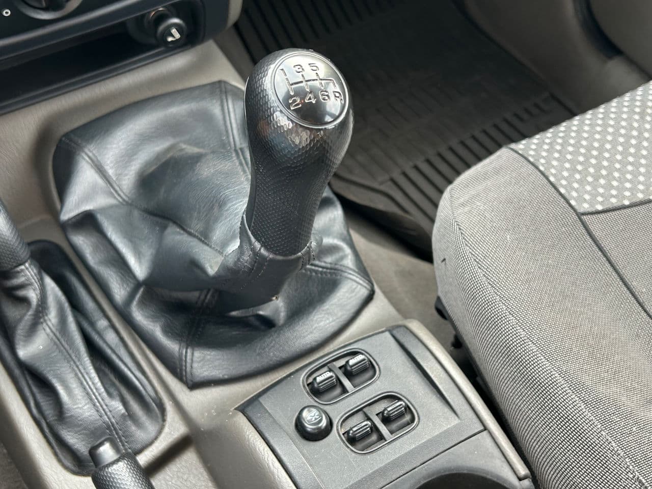 2005 Jeep Cherokee — Miniatură 10