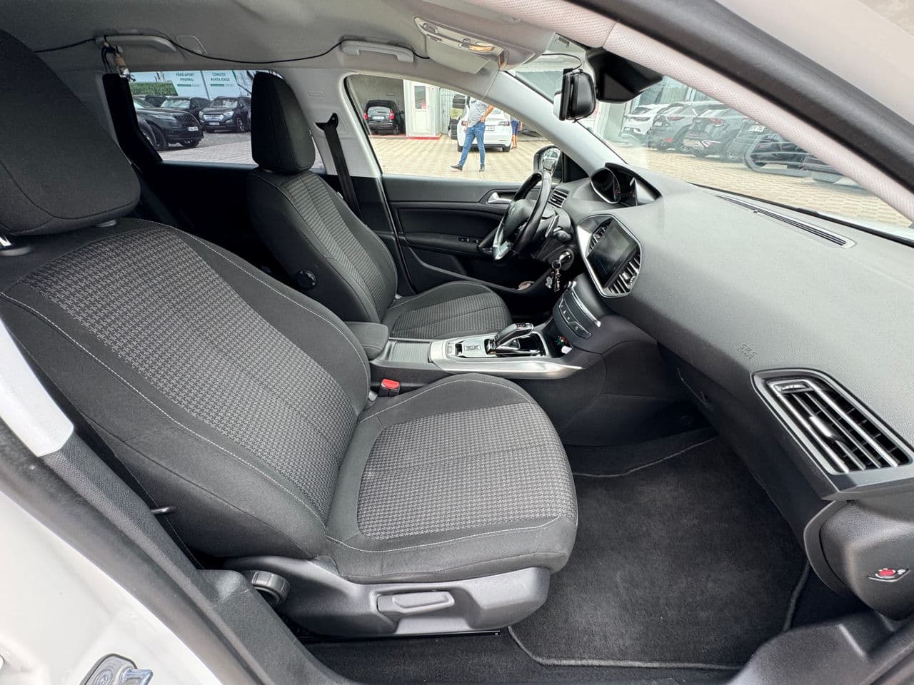 Peugeot 308 2018 — Миниатюра 16