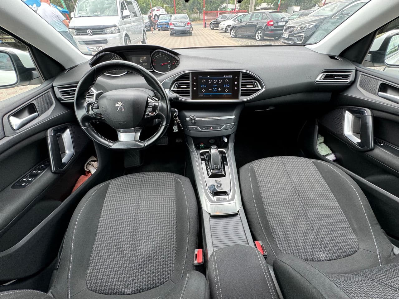 Peugeot 308 2018 — Миниатюра 8