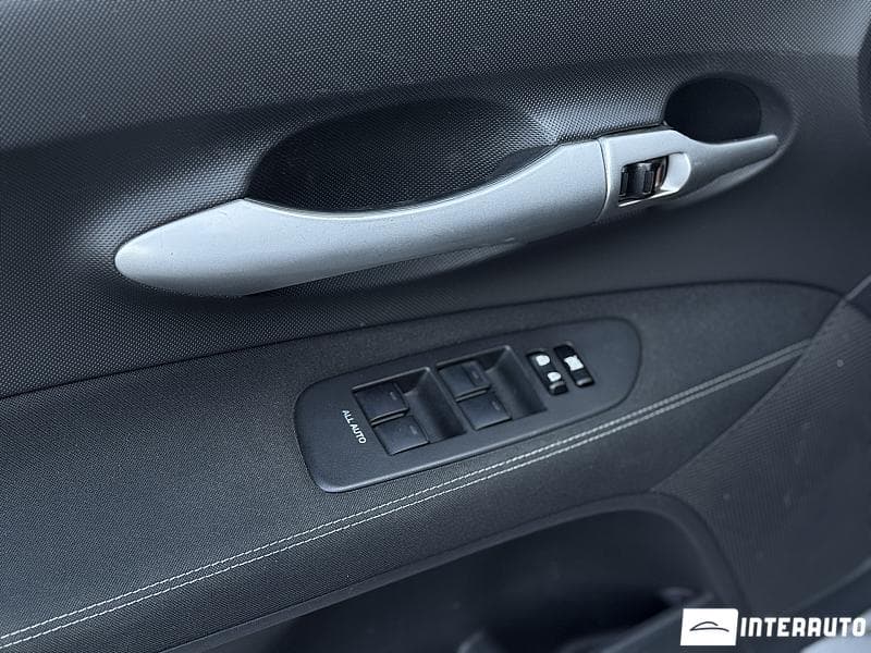 Toyota Auris 2011 — Миниатюра 6