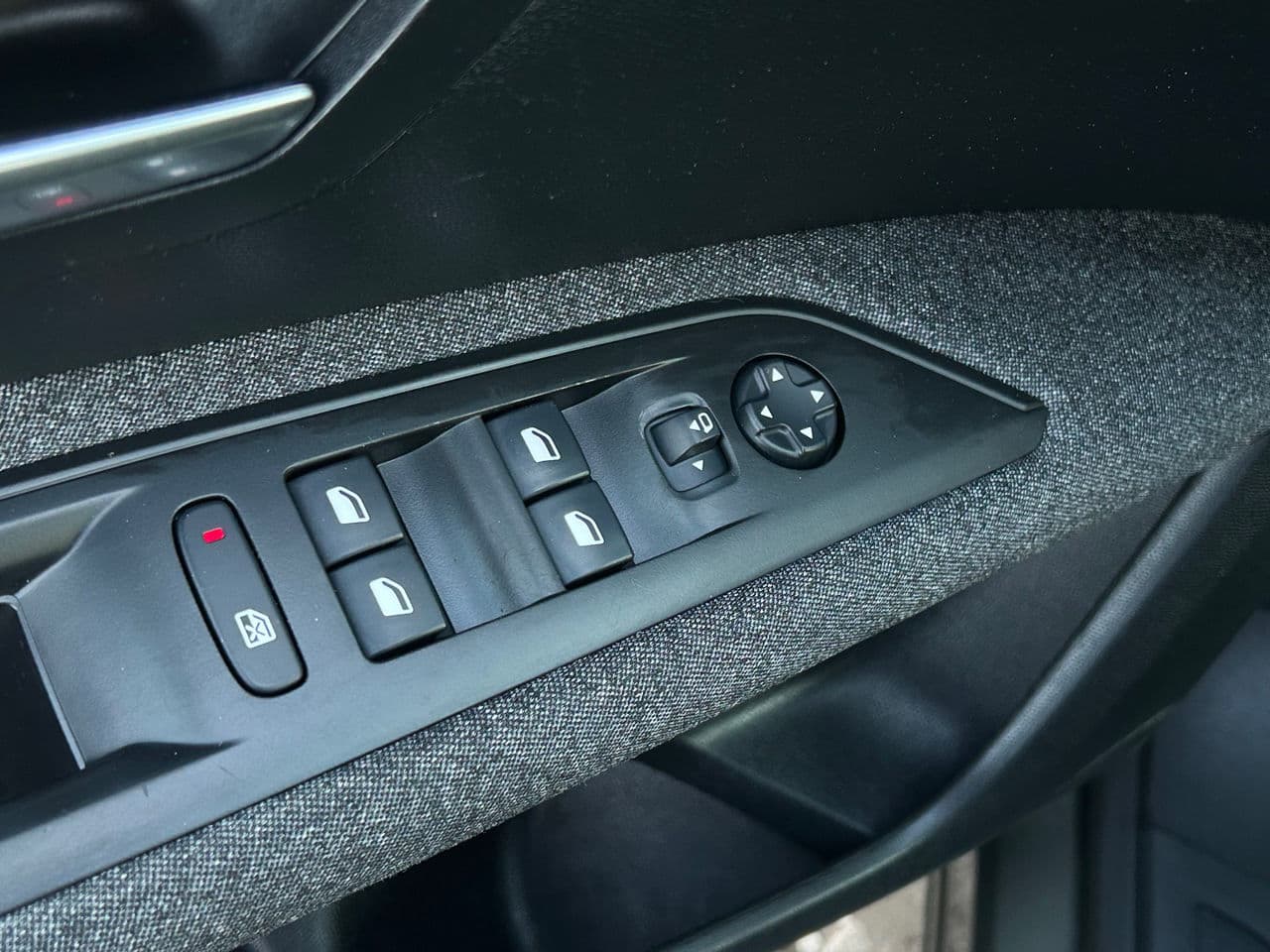Peugeot 3008 2018 — Миниатюра 6