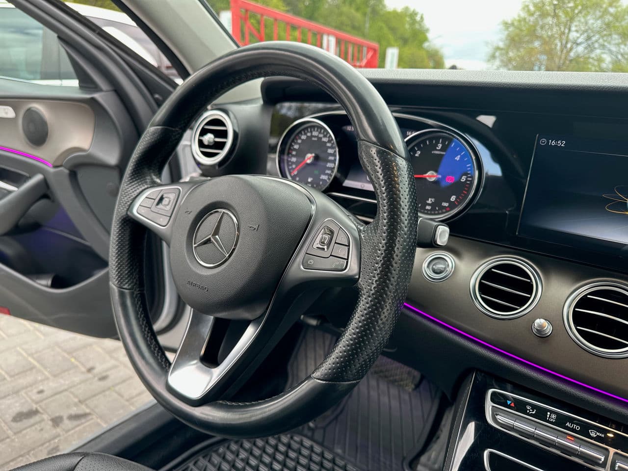 Mercedes E 220 2016 — Миниатюра 8