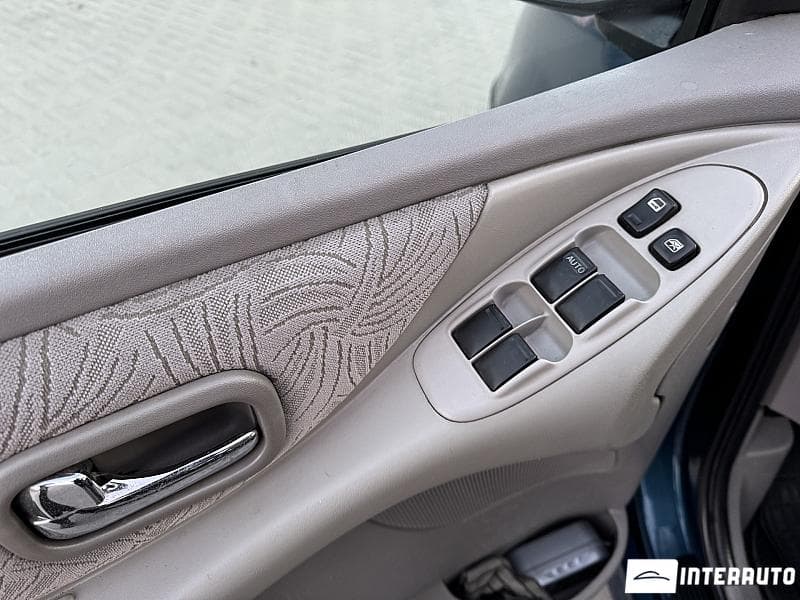 Nissan Almera Tino 2001 — Миниатюра 6