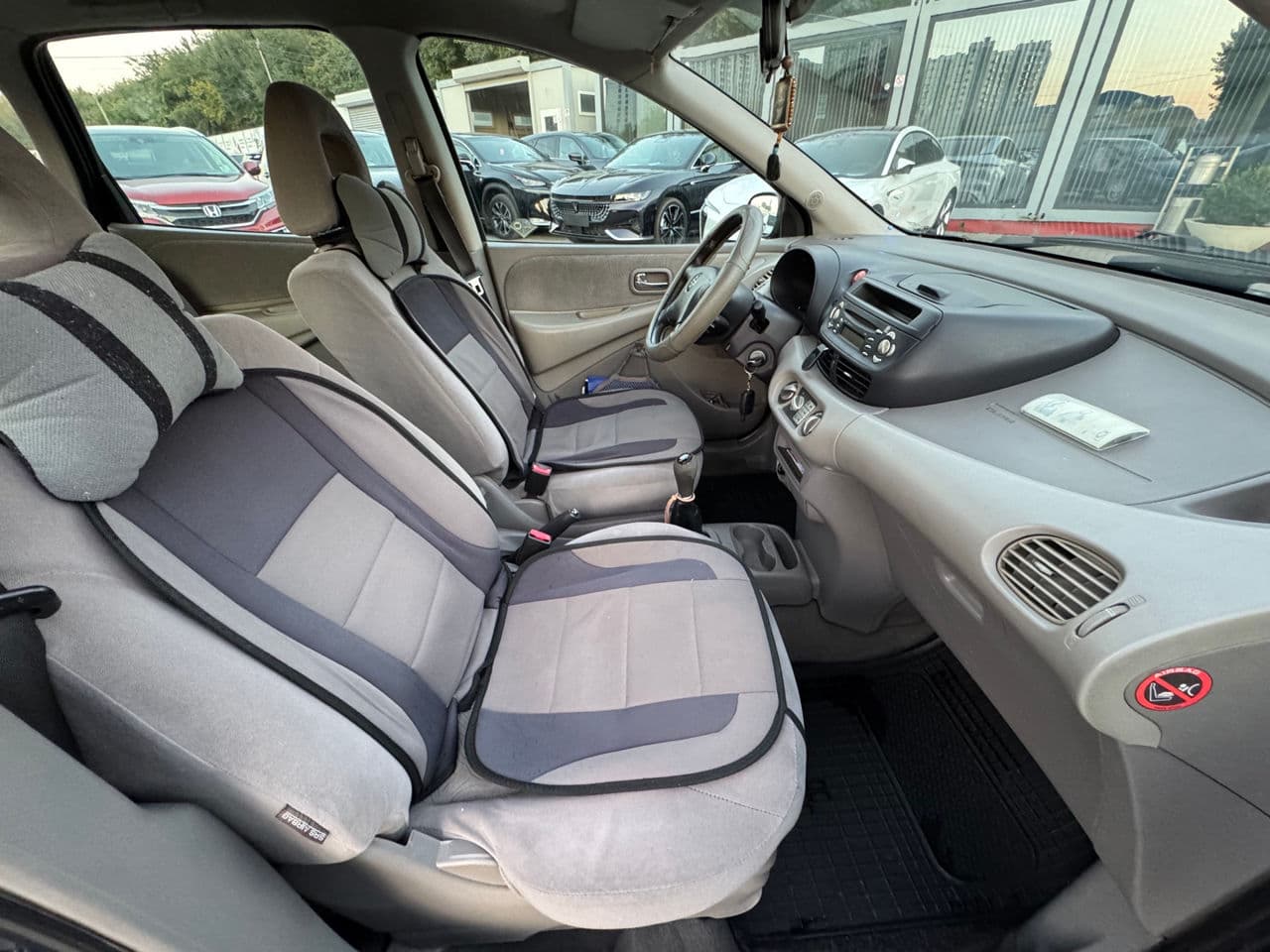 Nissan Almera Tino 2001 — Миниатюра 15