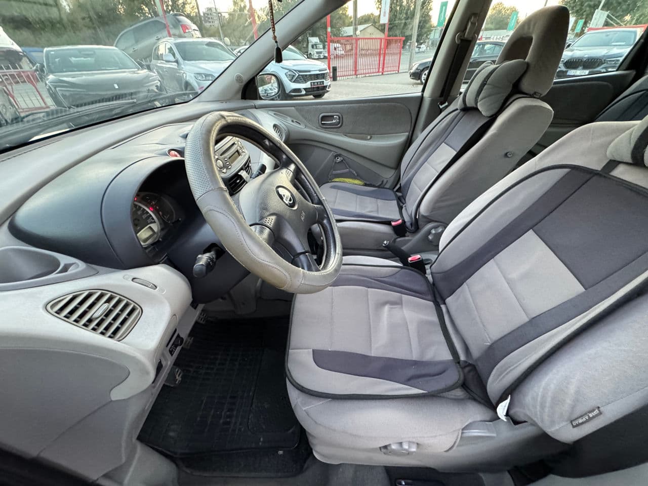 Nissan Almera Tino 2001 — Миниатюра 7