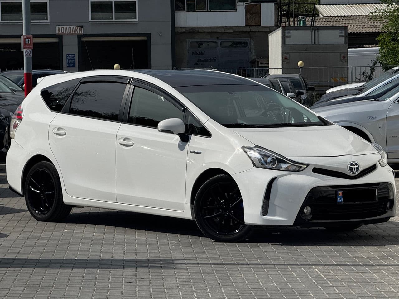 Toyota Prius Plus / V 2015 — Миниатюра 3