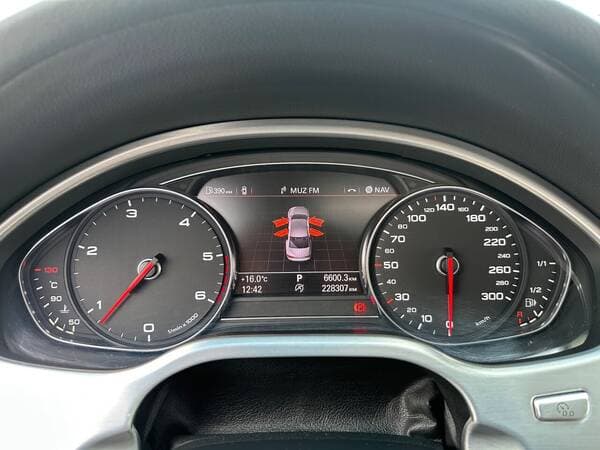 2010 Audi A8 — Miniatură 10