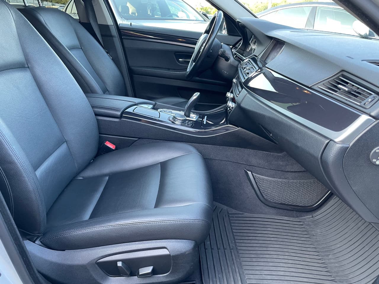 BMW 520 2015 — Миниатюра 17