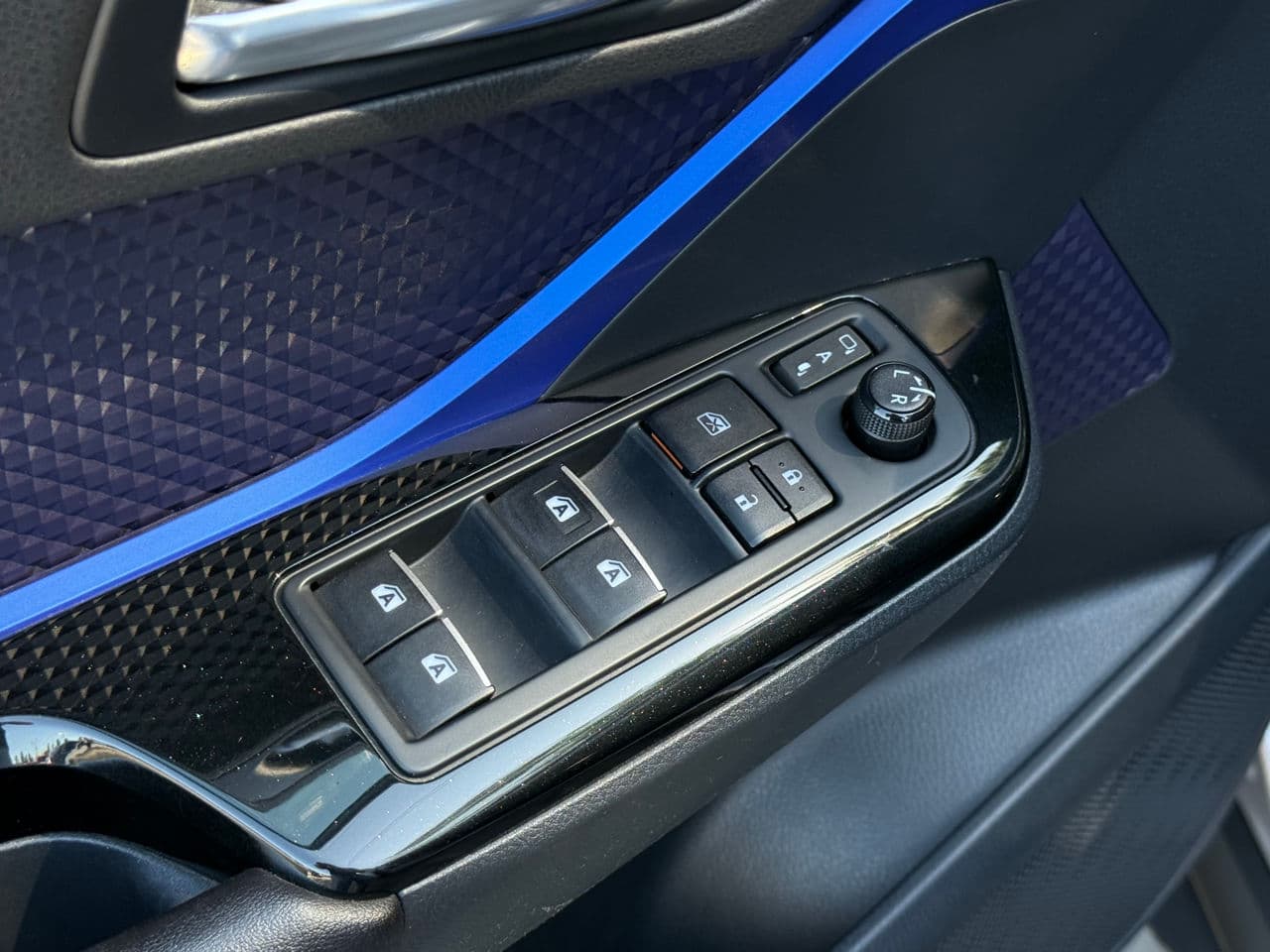 Toyota C-HR 2017 — Миниатюра 7