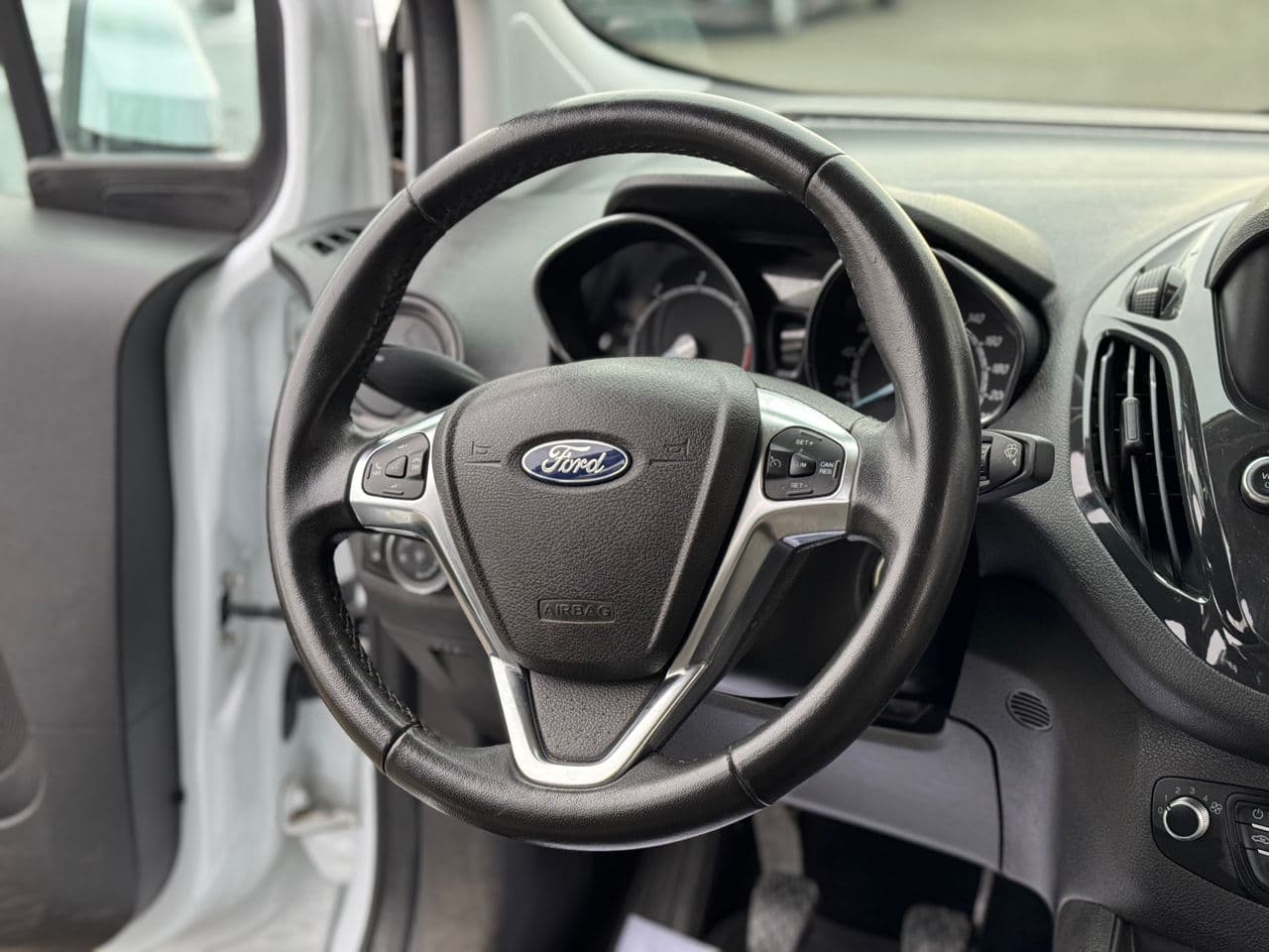 Ford Tourneo Courier 2019 — Миниатюра 10