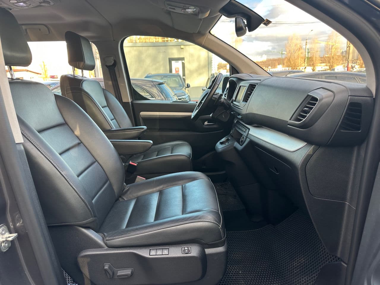 Peugeot Traveller 2021 — Миниатюра 18