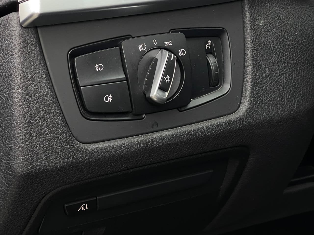 BMW 330E 2015 — Миниатюра 9