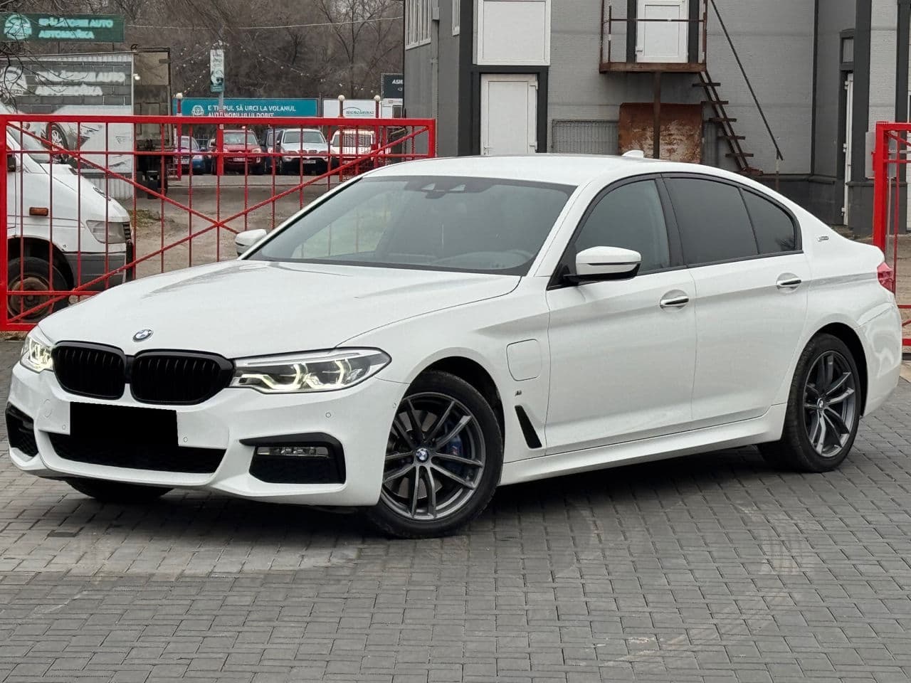 BMW 530e 2018 — Миниатюра 3