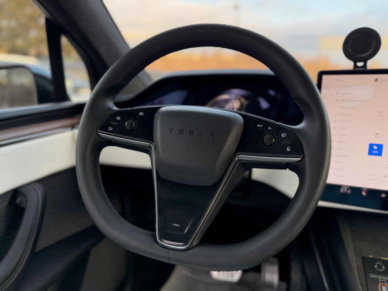 Tesla Model X 2022 — Миниатюра 10