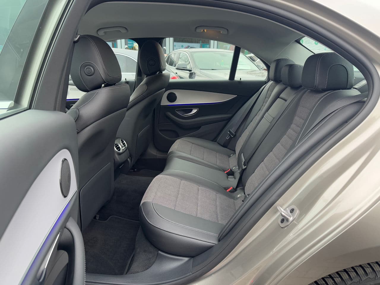 Mercedes E 200 2023 — Миниатюра 7