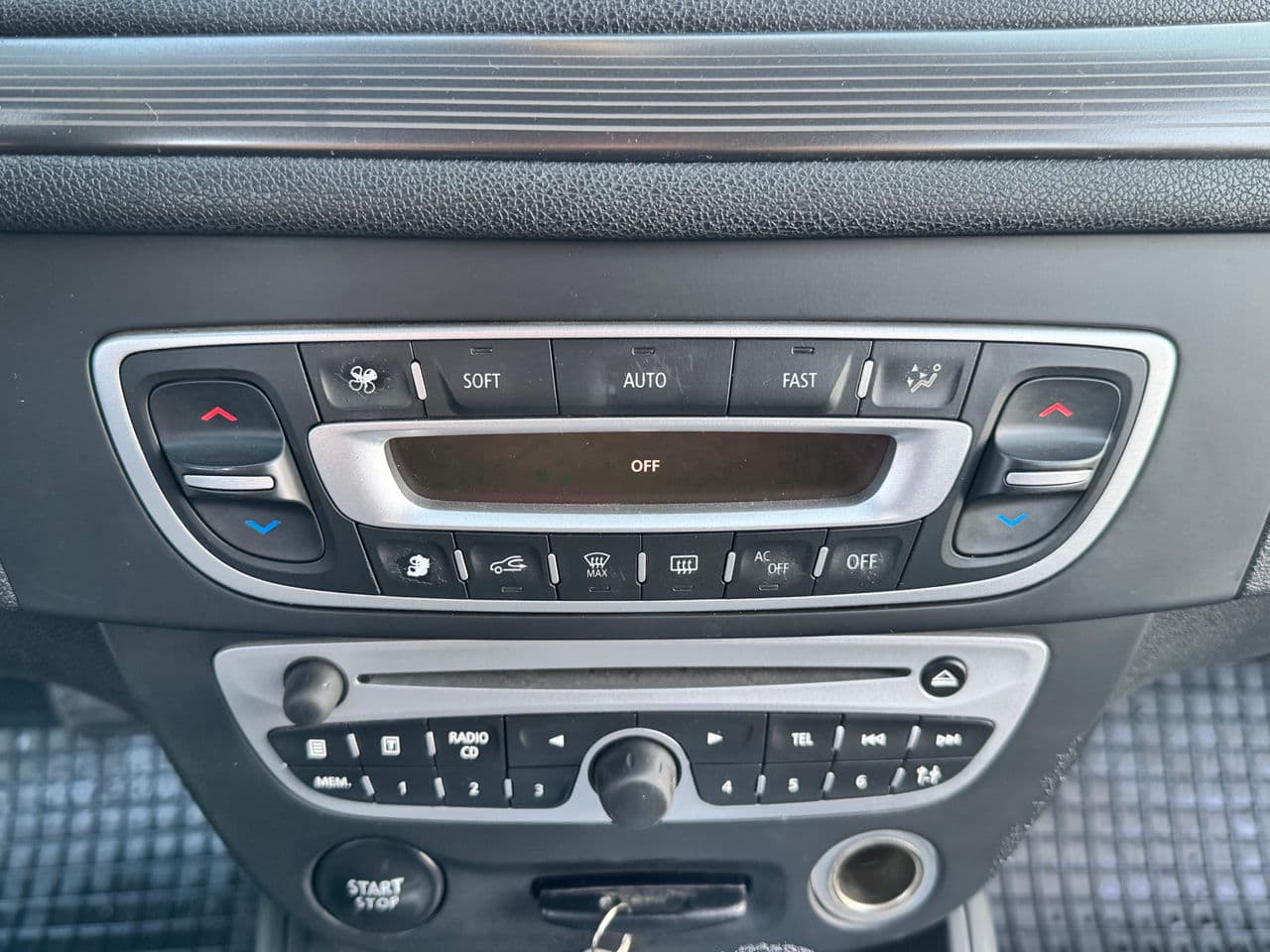 Renault Megane 2011 — Миниатюра 10