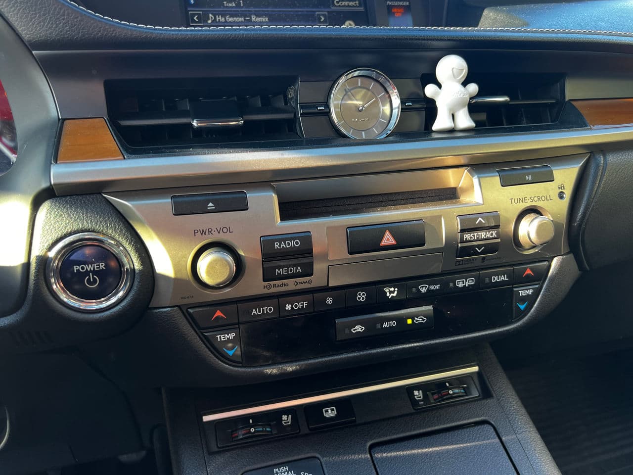 Lexus ES 300h 2015 — Миниатюра 10