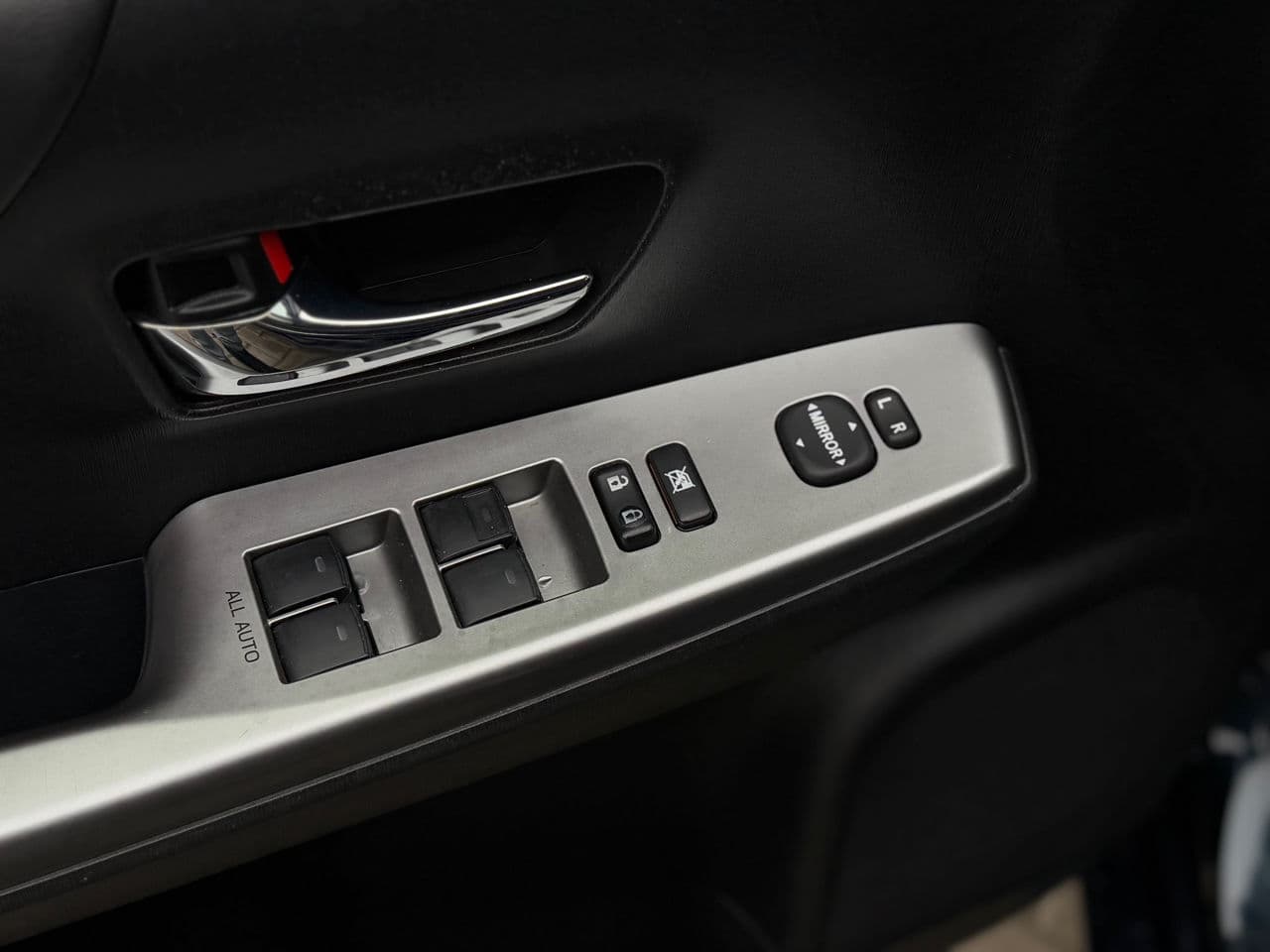 Toyota Prius Plus / V 2017 — Миниатюра 8