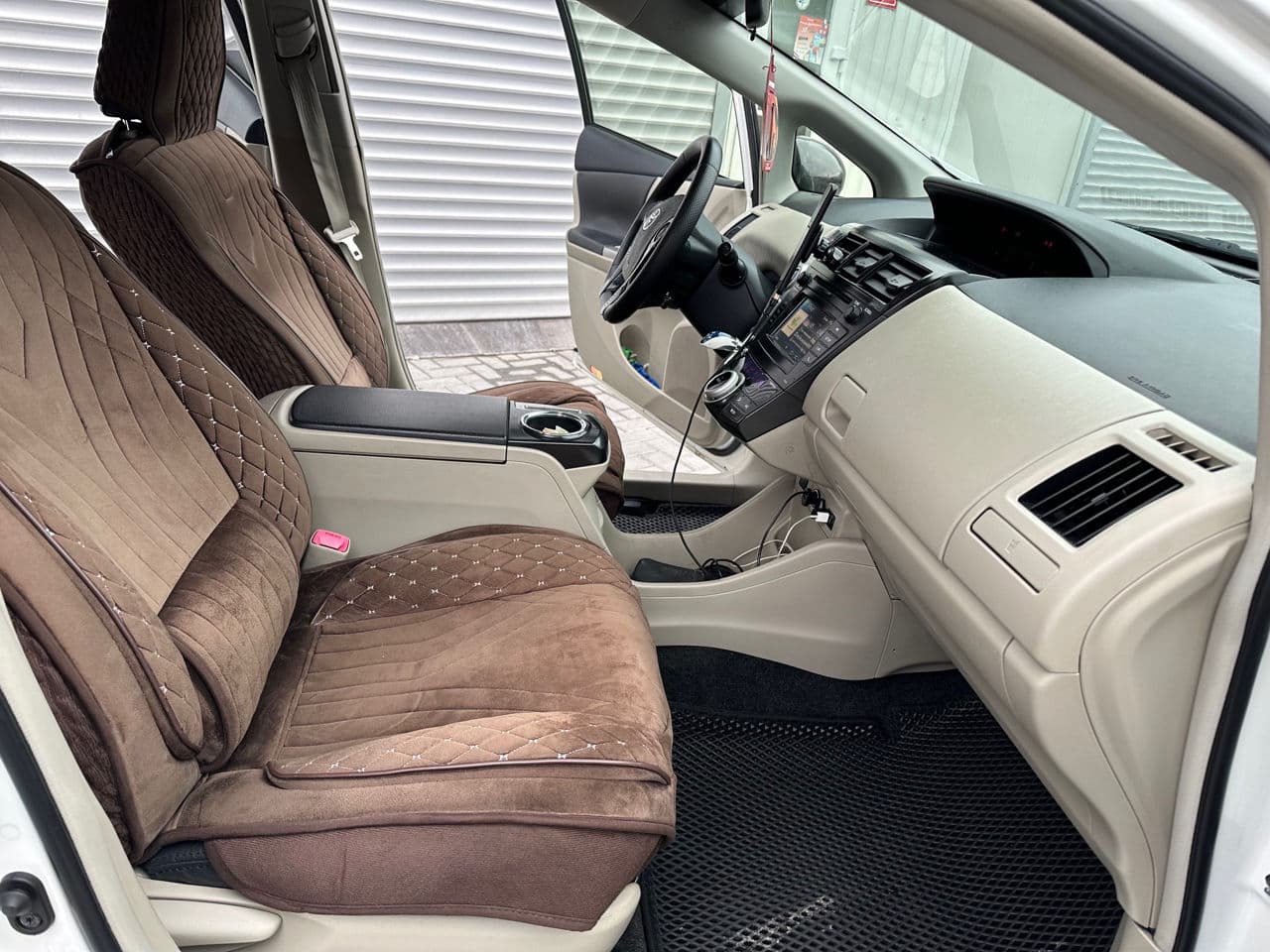 Toyota Prius Plus / V 2012 — Миниатюра 5