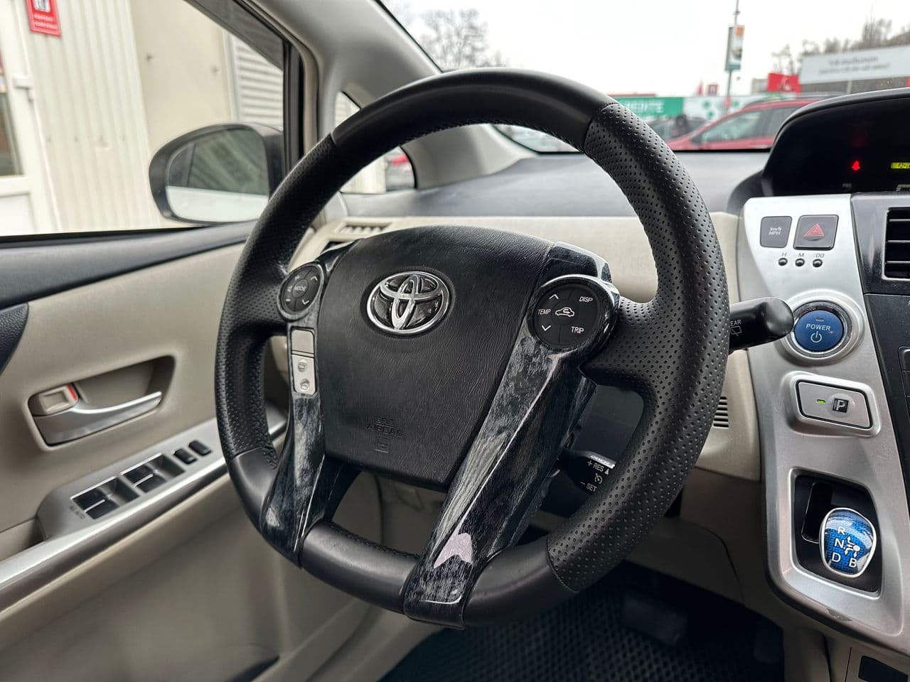 Toyota Prius Plus / V 2012 — Миниатюра 6