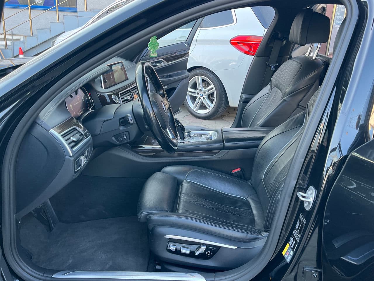 BMW 740e 2016 — Миниатюра 8