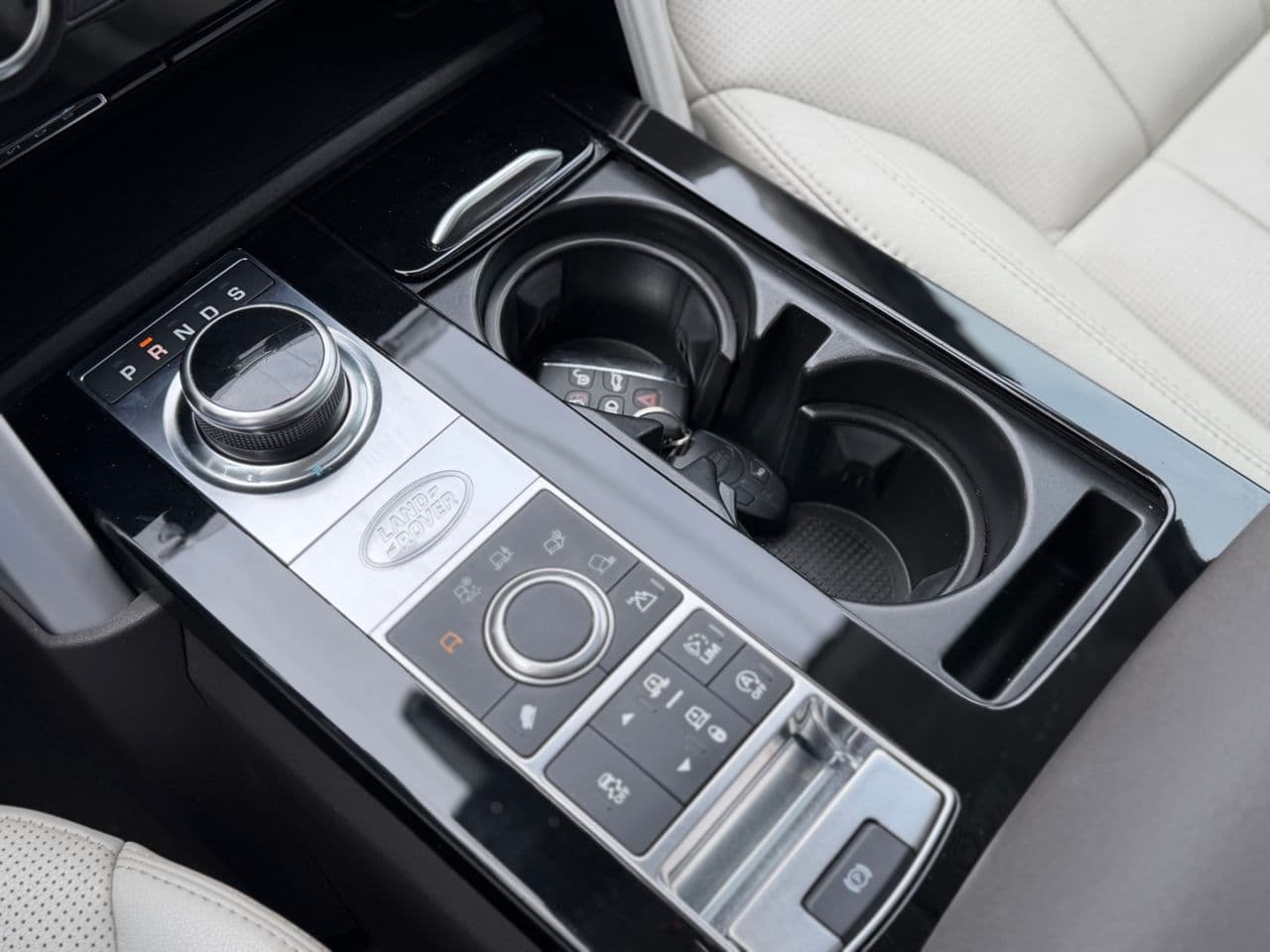 Land Rover Discovery 2017 — Миниатюра 18