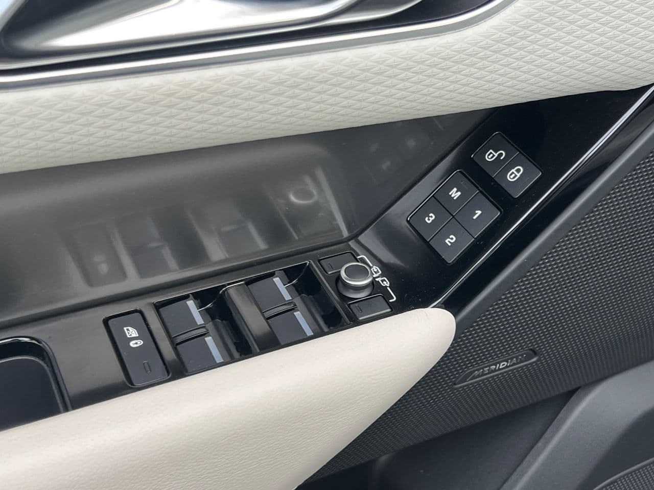 Land Rover Range Rover Velar 2018 — Миниатюра 15