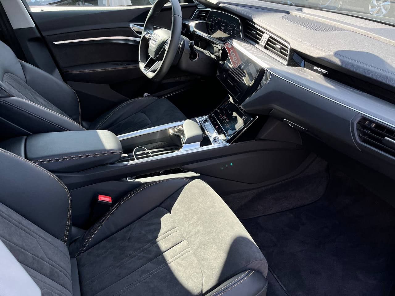 Audi E-tron 2023 — Миниатюра 6