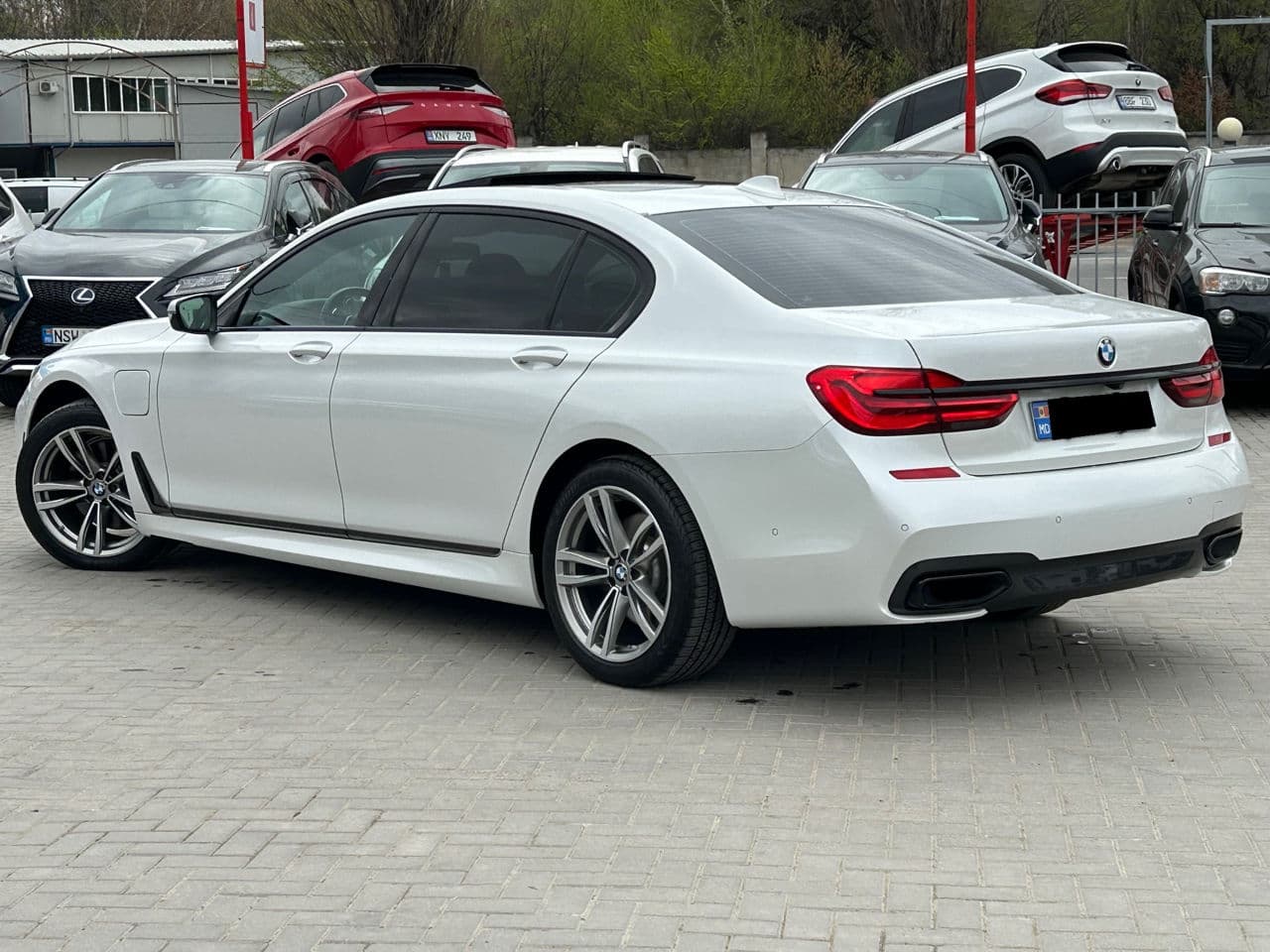 BMW 740e 2016 — Миниатюра 2